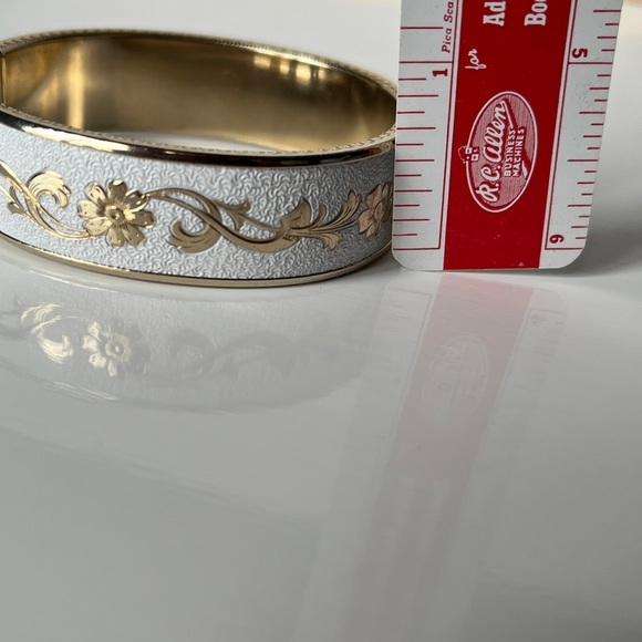 Vintage White Textured Enamel mc And Gold Flower Vine Hinged Bangle Bracelet - Picture 10 of 10